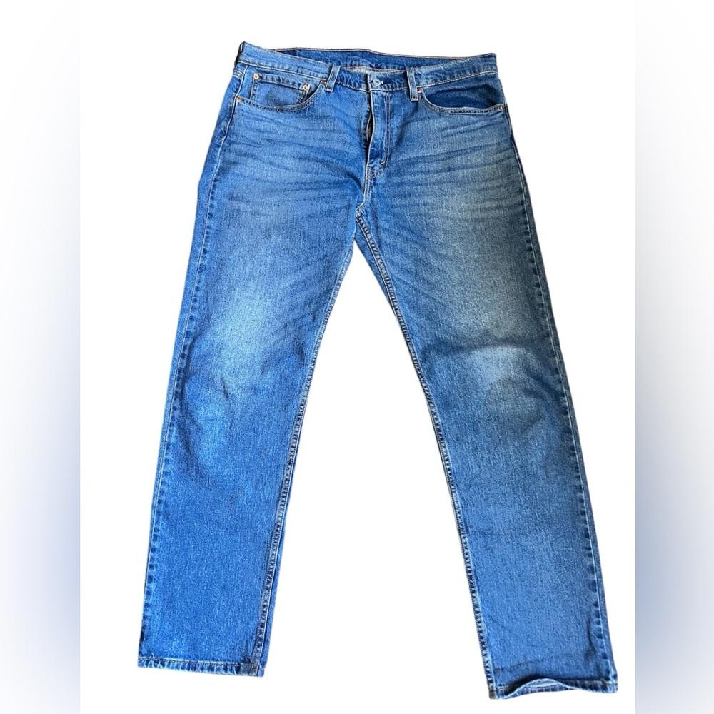 Like new Levi’s 502 mid rise taper jeans in blue wash.